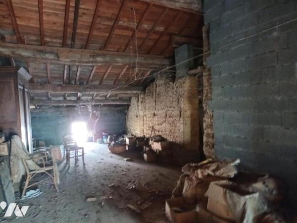 Maison d'habitation sur deux niveaux avec dépendances