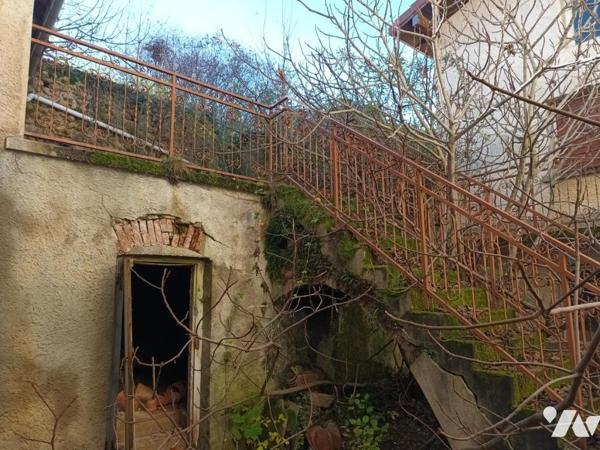 Maison d'habitation sur deux niveaux avec dépendances