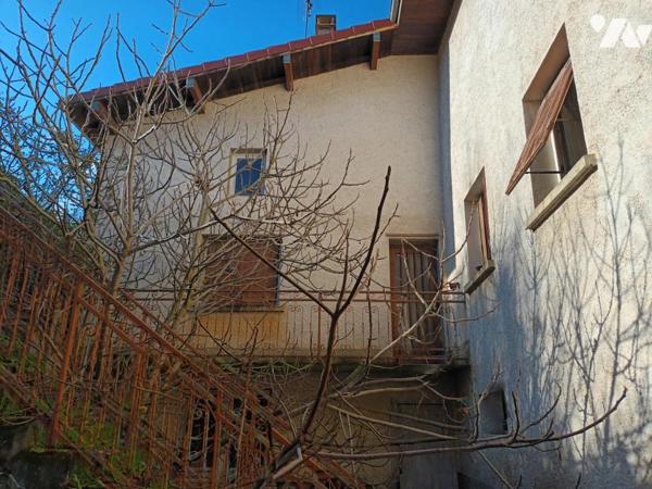 Maison d'habitation sur deux niveaux avec dépendances