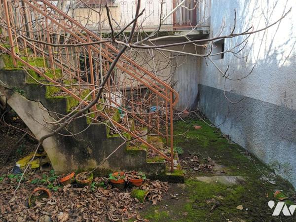 Maison d'habitation sur deux niveaux avec dépendances