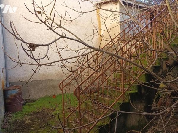 Maison d'habitation sur deux niveaux avec dépendances