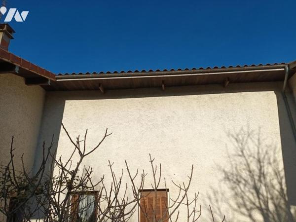 Maison d'habitation sur deux niveaux avec dépendances