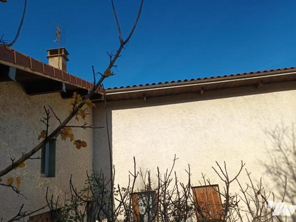 Maison d'habitation sur deux niveaux avec dépendances