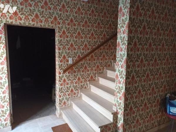 Maison d'habitation sur deux niveaux avec dépendances