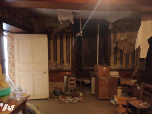 Maison d'habitation sur deux niveaux avec dépendances