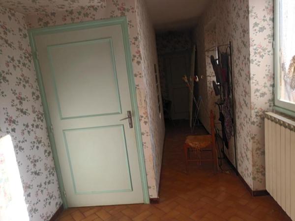 Maison d'habitation sur deux niveaux avec dépendances