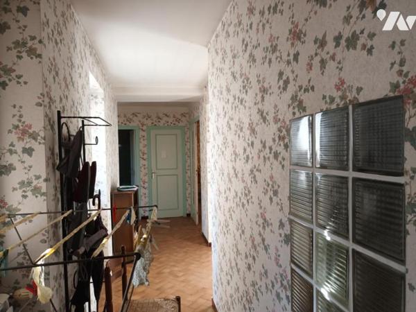 Maison d'habitation sur deux niveaux avec dépendances
