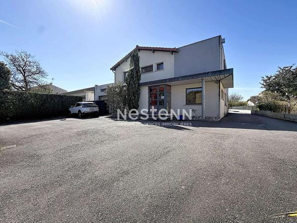 MURET - A VENDRE - Local commercial d'environ 339 m² avec places de parking