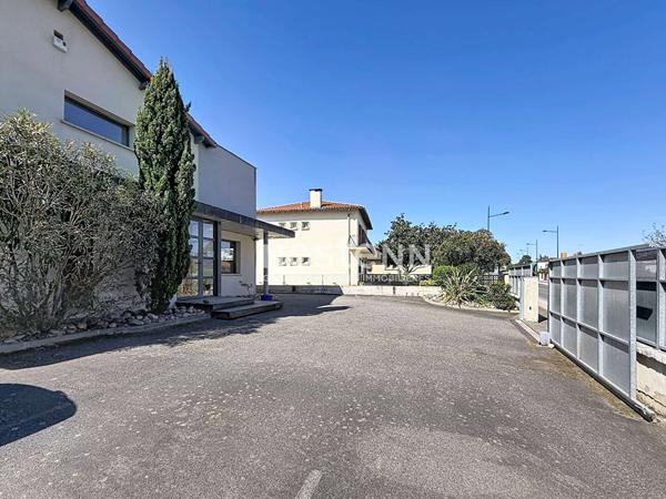 MURET - A VENDRE - Local commercial d'environ 339 m² avec places de parking