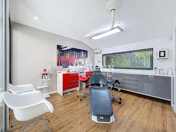 MURET - A VENDRE - Local commercial d'environ 339 m² avec places de parking