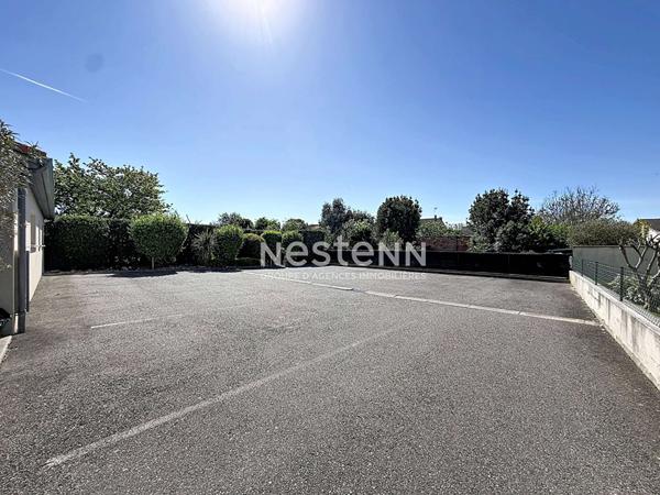MURET - A VENDRE - Local commercial d'environ 339 m² avec places de parking