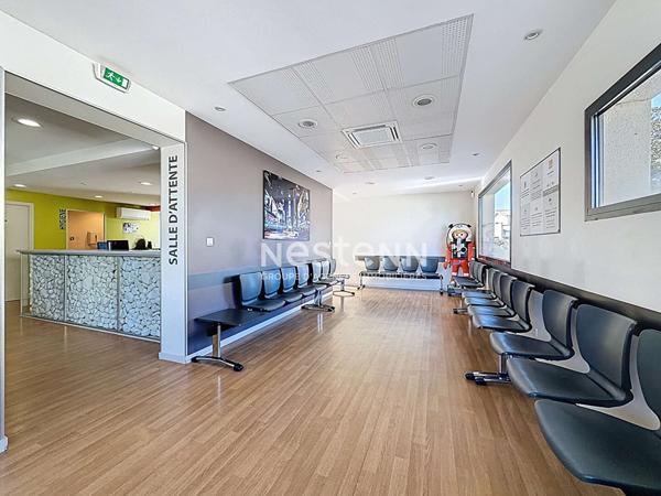 MURET - A VENDRE - Local commercial d'environ 339 m² avec places de parking