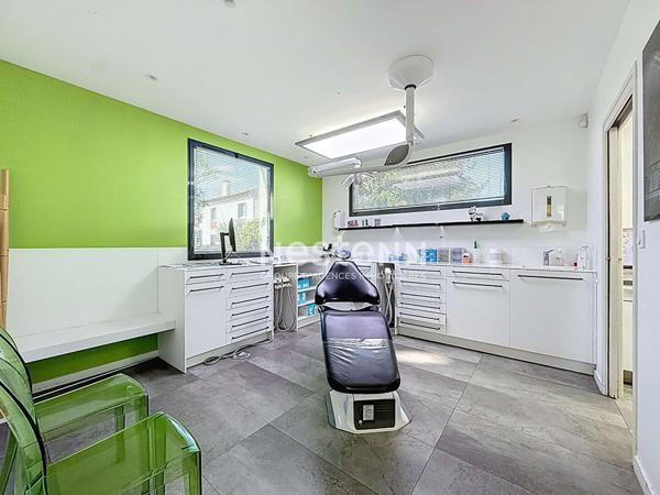 MURET - A VENDRE - Local commercial d'environ 339 m² avec places de parking