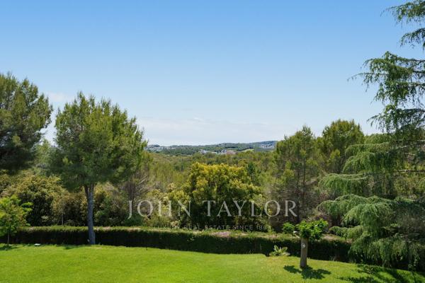 Vaste propriété familiale avec maison d’amis dans un secteur résidentiel prisé