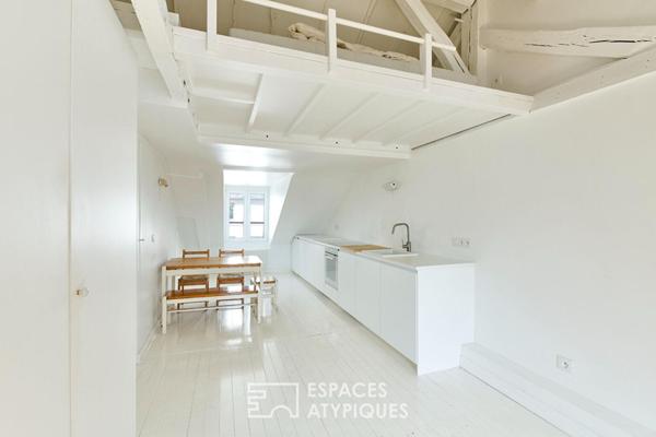 Dernier étage traversant proche Martyrs