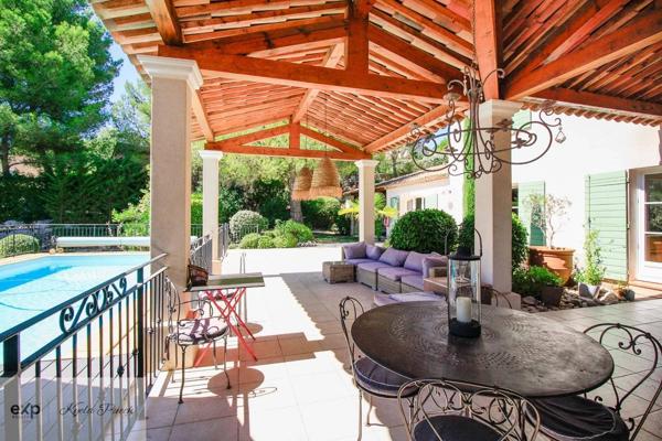 Villa familiale avec piscine, studio indépendant et bail commercial unique au cœur du Pont Royal