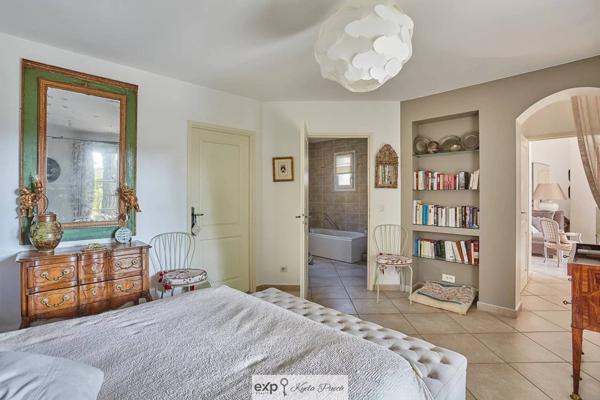 Villa familiale avec piscine, studio indépendant et bail commercial unique au cœur du Pont Royal