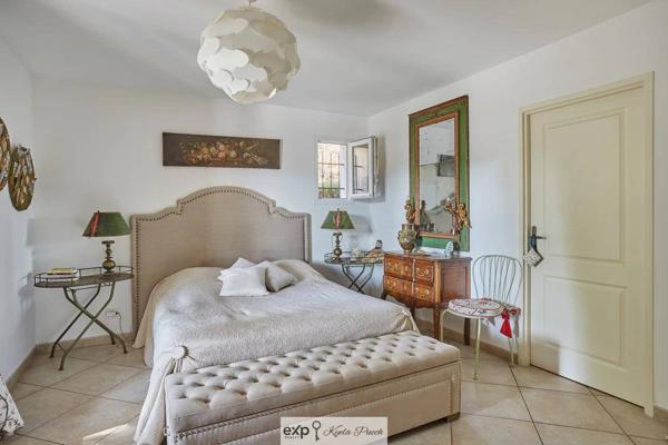 Villa familiale avec piscine, studio indépendant et bail commercial unique au cœur du Pont Royal