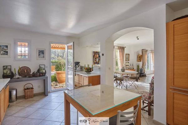 Villa familiale avec piscine, studio indépendant et bail commercial unique au cœur du Pont Royal