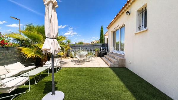 𝐄𝐗𝐂𝐋𝐔𝐒𝐈𝐕𝐈𝐓𝐄 – Au sud de Montélimar, v𝐢𝐥𝐥𝐚 𝐫𝐞́𝐜𝐞𝐧𝐭𝐞 𝐝𝐞 𝐩𝐥𝐚𝐢𝐧-𝐩𝐢𝐞𝐝 3 chambres – Jardin  

Idéalement située au Sud de Montélimar, à proximité immédiate des commerces, écoles et de toutes les commodités, dans un environnement calme, découvrez cette 𝐯𝐢𝐥𝐥𝐚 𝐝𝐞 𝐩𝐥𝐚𝐢𝐧-𝐩𝐢𝐞𝐝 𝐜𝐨𝐧𝐬𝐭𝐫𝐮𝐢𝐭𝐞 𝐞𝐧 𝟐𝟎𝟐𝟏, sur vide sanitaire, offrant 80 m² habitables.

Elle se compose d'une cuisine équipée avec coin repas, ouverte sur un agréable séjour lumineux, bénéficiant d'une baie vitrée donnant directement sur la terrasse et le jardin.

L'espace nuit comprend 3 chambres, une salle de bains et un WC indépendant

Côté extérieur, vous profiterez d'un terrain clos et paysagé de 237 m², ainsi que d'un chalet de jardin, idéal pour le rangement.

Maison clé en main, aucun travaux à prévoir. Vous n'avez plus qu'à poser vos valises !
𝐃𝐏𝐄 : 𝐀

𝐏𝐫𝐢𝐱 : 𝟐𝟐𝟎 𝟎𝟎𝟎 € 𝐇𝐀𝐈
Informations et visites contactez L'Immo by Céline PASCAL 06 63 10 02 35