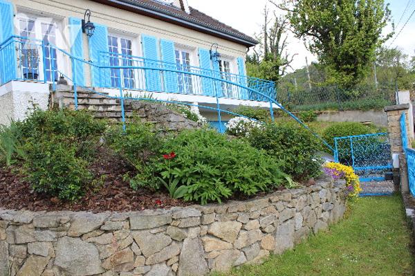 Ceyrat, limite Beaumont et Clermont-Sud, au calme, non isolée, pavillon en très bon état