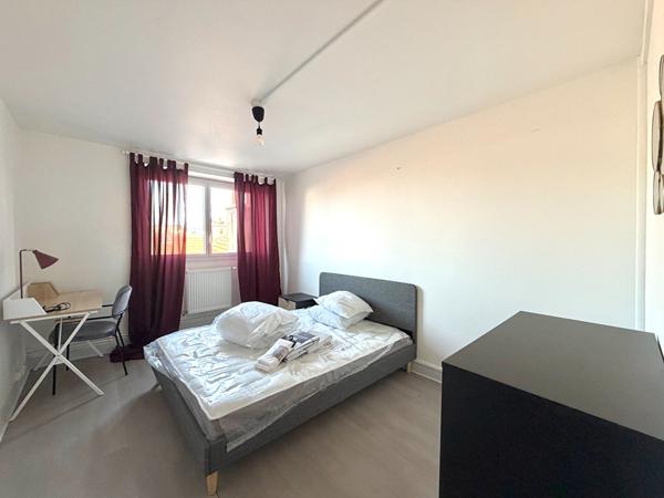 Bel appartement meublé de 74  m2 - 4 chambres ? Centre- ville de Saint-Étienne