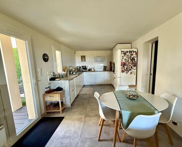 VENELLES-APPARTEMENT 2 PIECES AVEC TERRASSE  JARDIN ET PARKING PRIVATIF