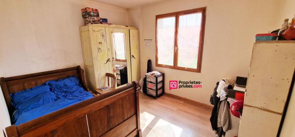 Maison de plain-pied - 101 m² - 5 pièces - 4 chambres - terrain de 1900 m2 avec puits