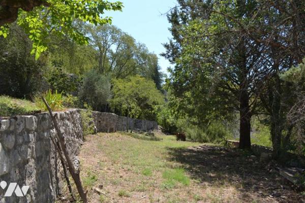 MAISON DE VILLAGE MITOYENNE AVEC TERRAIN ATTENANT DE 1920 m²