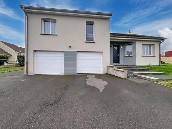 Florange – Maison moderne en demi-niveau avec jardin, garage et jacuzzi