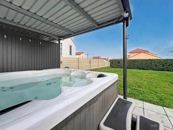 Florange – Maison moderne en demi-niveau avec jardin, garage et jacuzzi