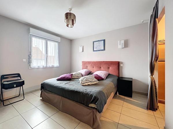 Florange – Maison moderne en demi-niveau avec jardin, garage et jacuzzi