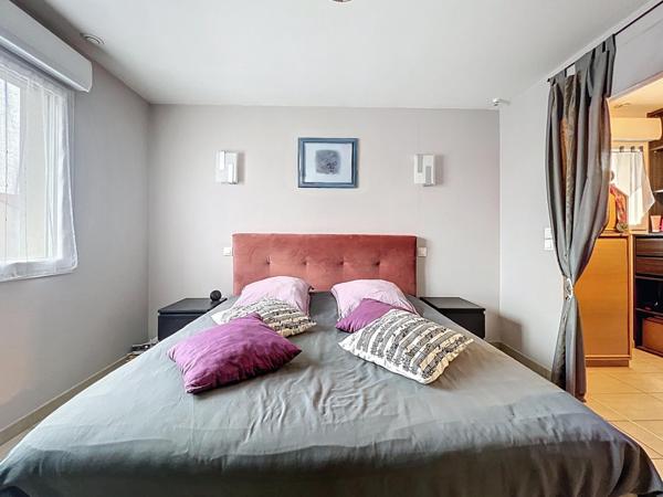 Florange – Maison moderne en demi-niveau avec jardin, garage et jacuzzi