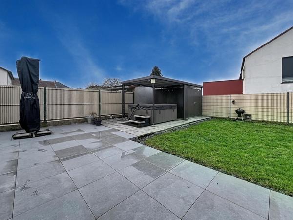 Florange – Maison moderne en demi-niveau avec jardin, garage et jacuzzi