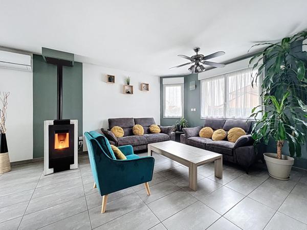 Florange – Maison moderne en demi-niveau avec jardin, garage et jacuzzi