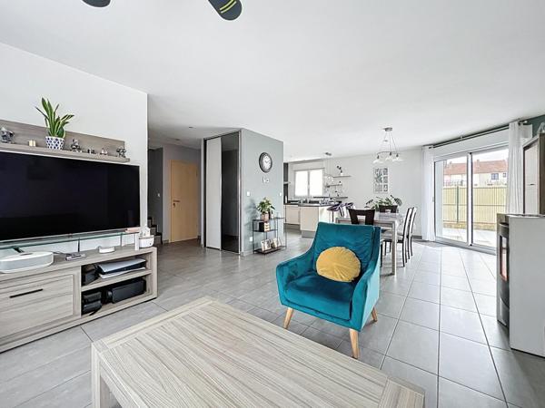 Florange – Maison moderne en demi-niveau avec jardin, garage et jacuzzi