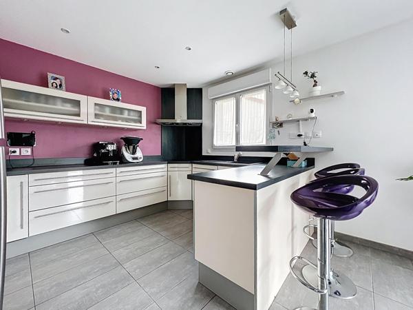 Florange – Maison moderne en demi-niveau avec jardin, garage et jacuzzi