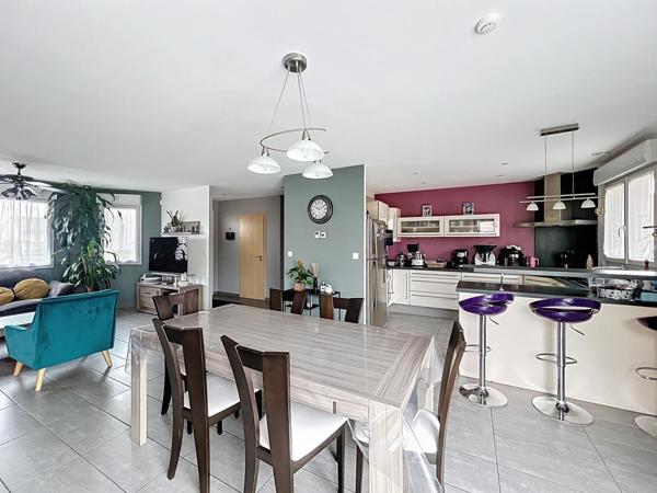 Florange – Maison moderne en demi-niveau avec jardin, garage et jacuzzi