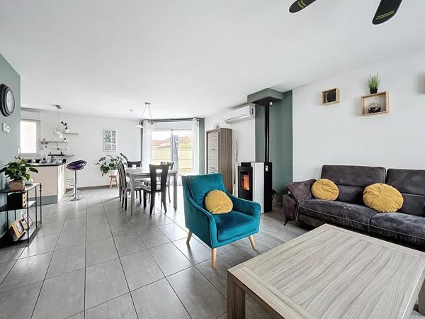 Florange – Maison moderne en demi-niveau avec jardin, garage et jacuzzi