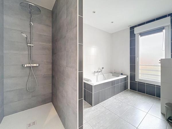 Florange – Maison moderne en demi-niveau avec jardin, garage et jacuzzi