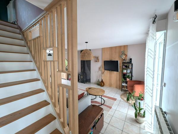 MAISON de 160 m2 sur sous sol avec beau jardin arboré.