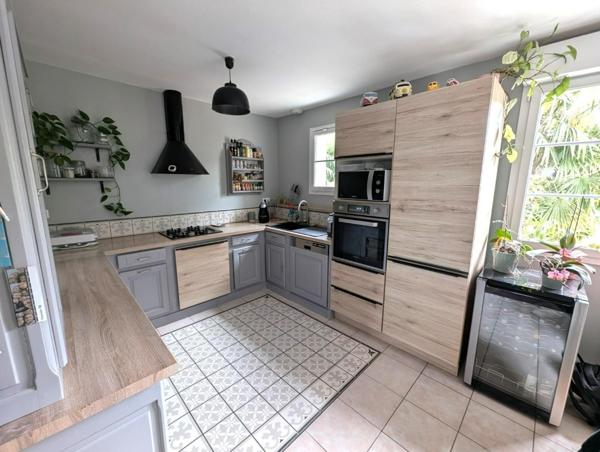 MAISON de 160 m2 sur sous sol avec beau jardin arboré.