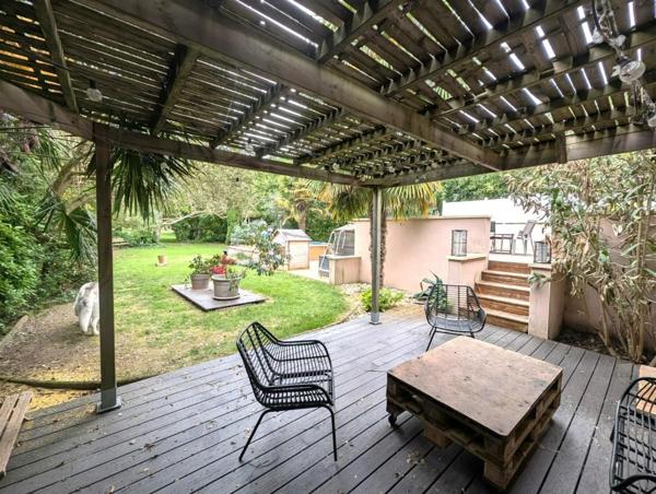 MAISON de 160 m2 sur sous sol avec beau jardin arboré.