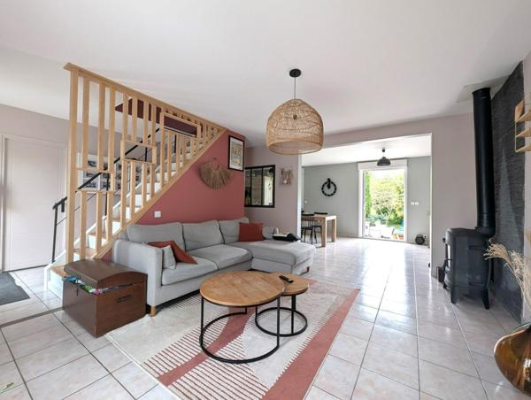 MAISON de 160 m2 sur sous sol avec beau jardin arboré.