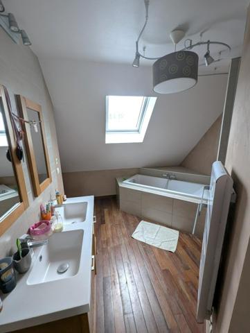 MAISON de 160 m2 sur sous sol avec beau jardin arboré.