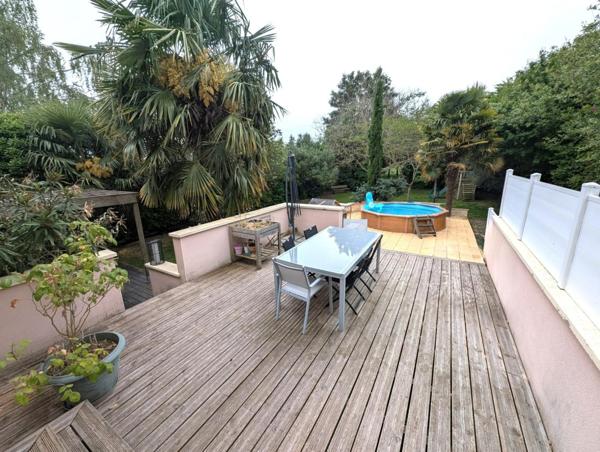 MAISON de 160 m2 sur sous sol avec beau jardin arboré.