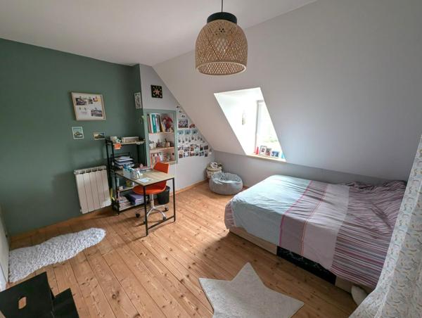 MAISON de 160 m2 sur sous sol avec beau jardin arboré.