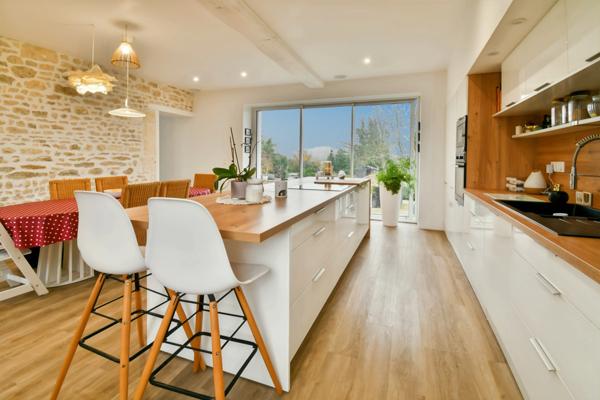 Maison à vendre 9 pièces proche de TONNAY CHARENTE (17)