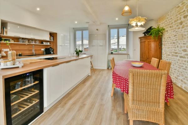 Maison à vendre 9 pièces proche de TONNAY CHARENTE (17)