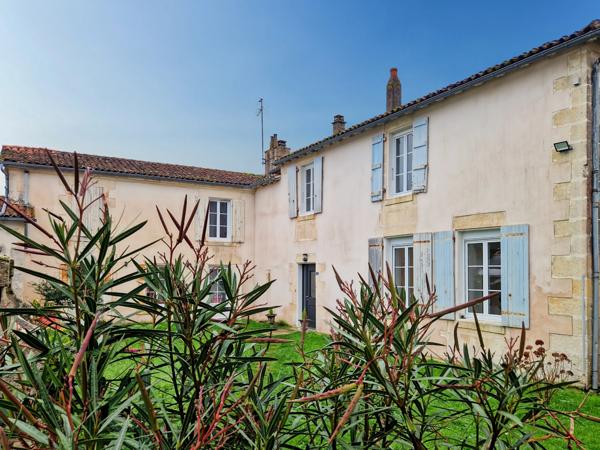 Maison à vendre 9 pièces proche de TONNAY CHARENTE (17)